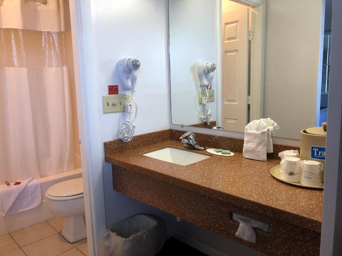 Travelodge By Wyndham Cape Cod Area West Dennis Room photo